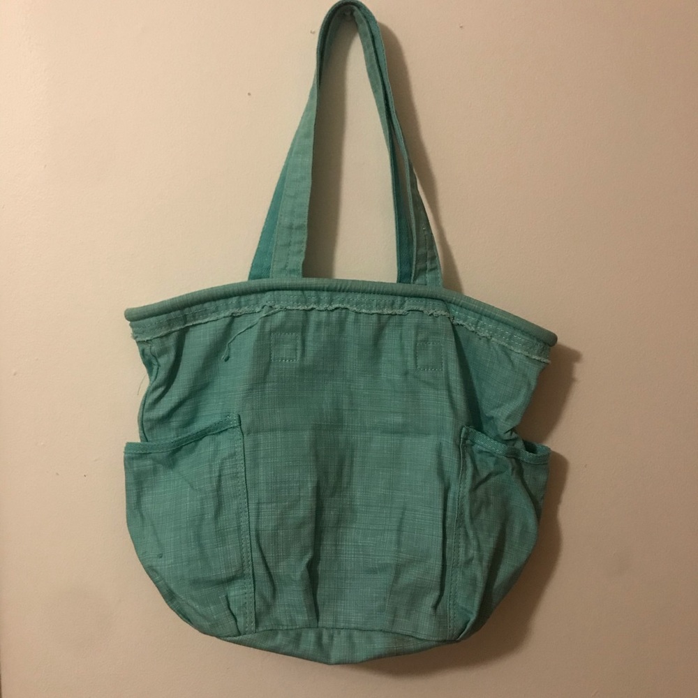 Teal Thirty-One tote with two outside side pockets
